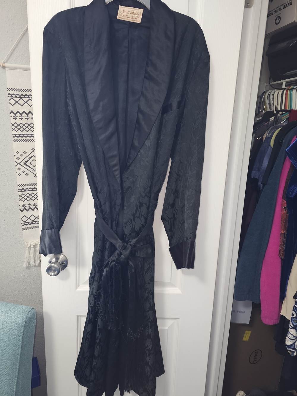 St MORITZ VINTAGE Black Floral-Texture Long Sleeve Robe with Satin Trim - Picture 2 of 5
